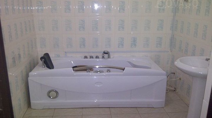 Larryshine Hotel & Suites