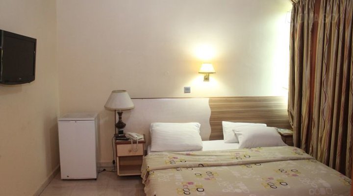 VicMike Villa Hotel & Suites