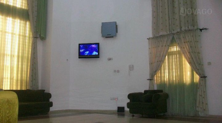 Franphinas Suites And Hotel