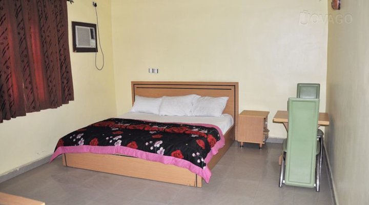 De Reggys Hotel & Suites