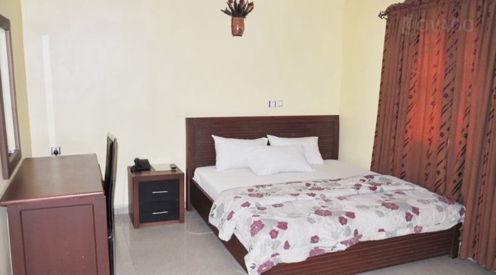 De Reggys Hotel & Suites