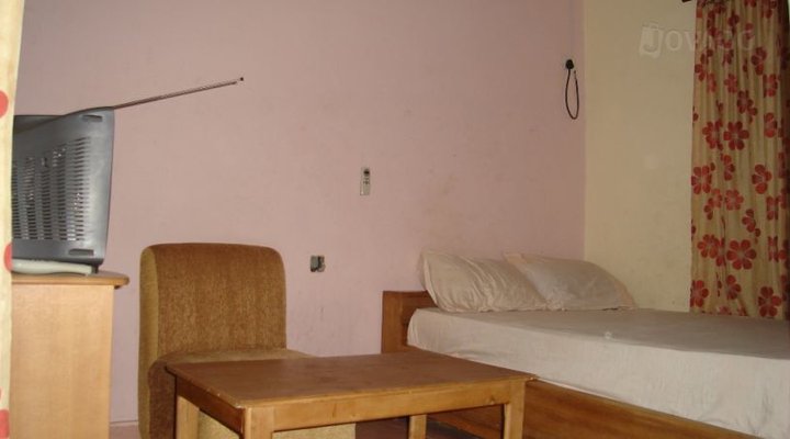 Happy Day Hotel, Arepo