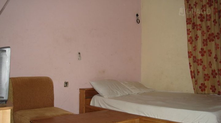 Happy Day Hotel, Arepo