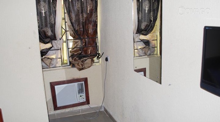 E 74 Hotel and Suite