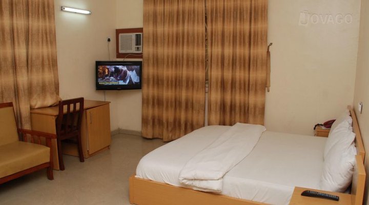 Brakemi Royal Hotel