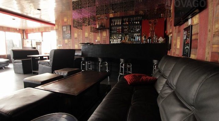 Whisky Ice House And Suites