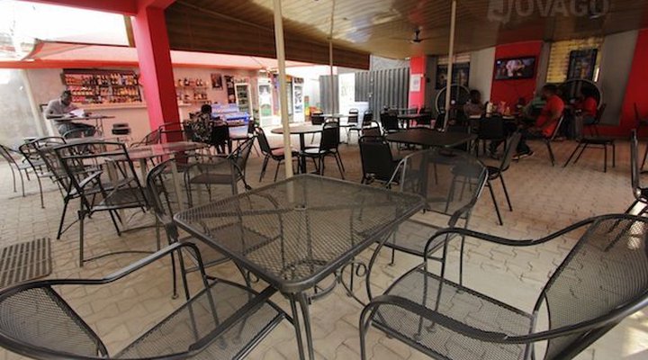 Whisky Ice House And Suites