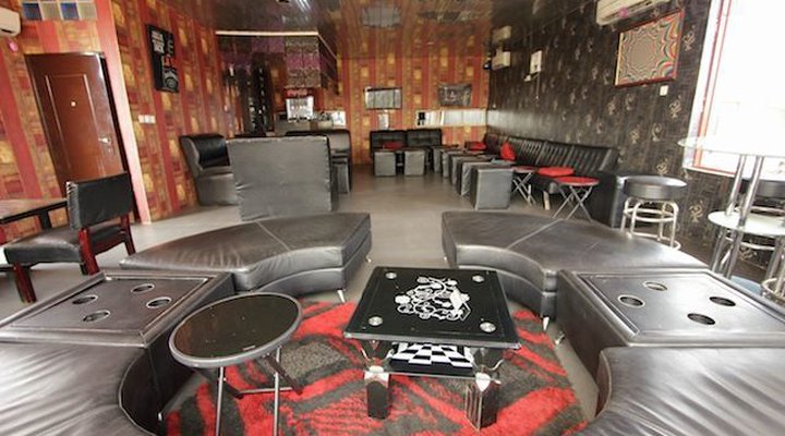 Whisky Ice House And Suites