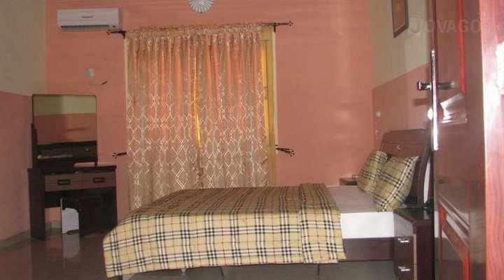 Next Level Hotel &Suites