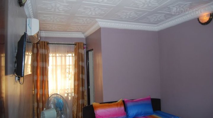 De-Royale Hotel & Suites