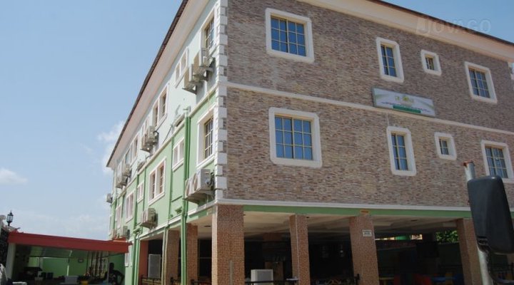 De-Royale Hotel & Suites