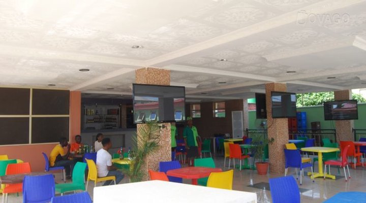 De-Royale Hotel & Suites