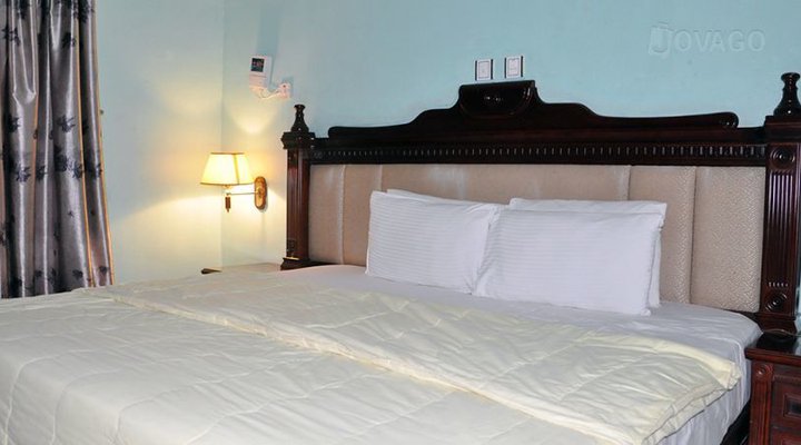 Golden Bird Hotel & Suite