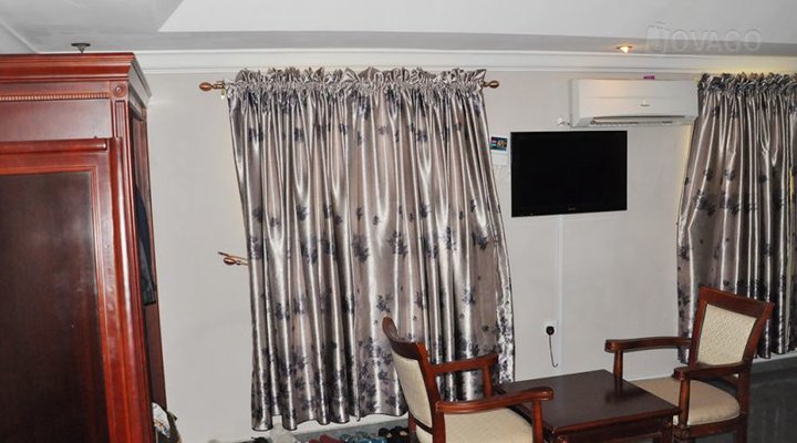 Golden Bird Hotel & Suite