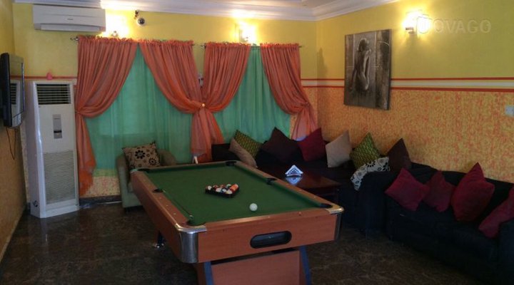 Golden Bird Hotel & Suite