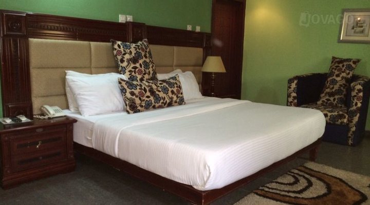 Golden Bird Hotel & Suite