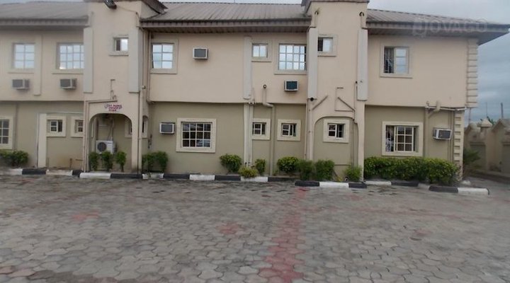 Daisy Hotel And Suites