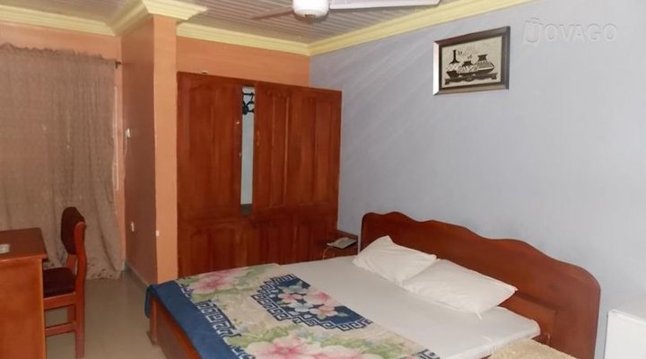 Daisy Hotel And Suites