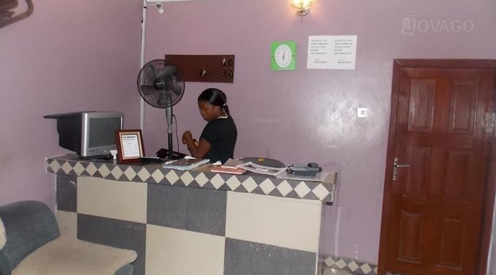 Daisy Hotel And Suites