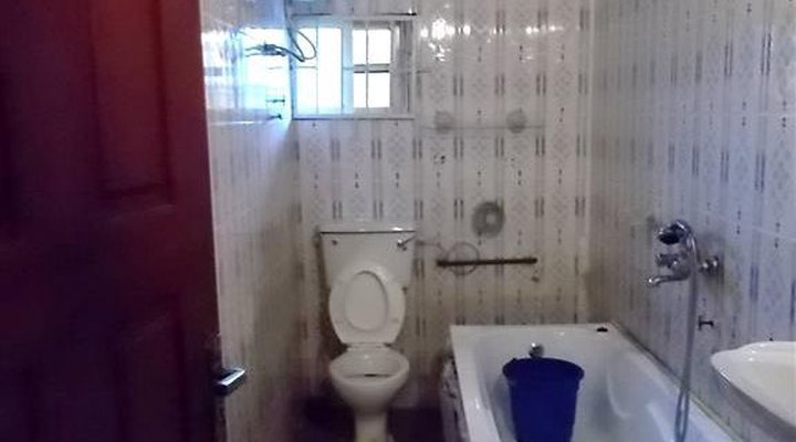 Daisy Hotel And Suites