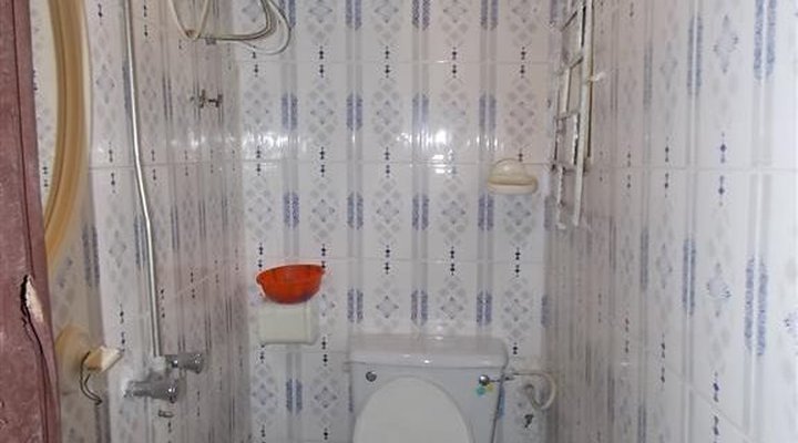 Daisy Hotel And Suites