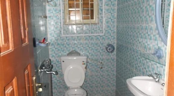 Daisy Hotel And Suites