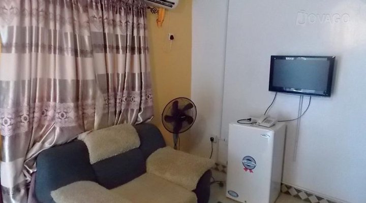 Daisy Hotel And Suites