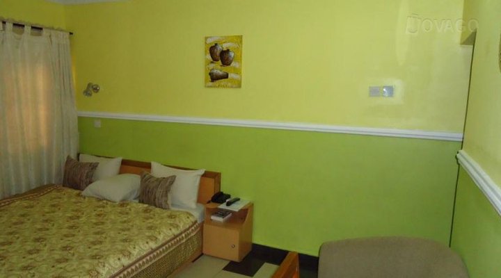 White Plain Suites And Tower