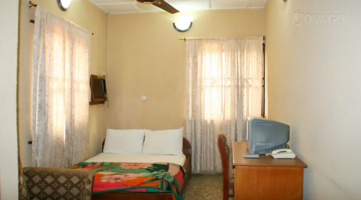 Boafaks Redroof Hotel