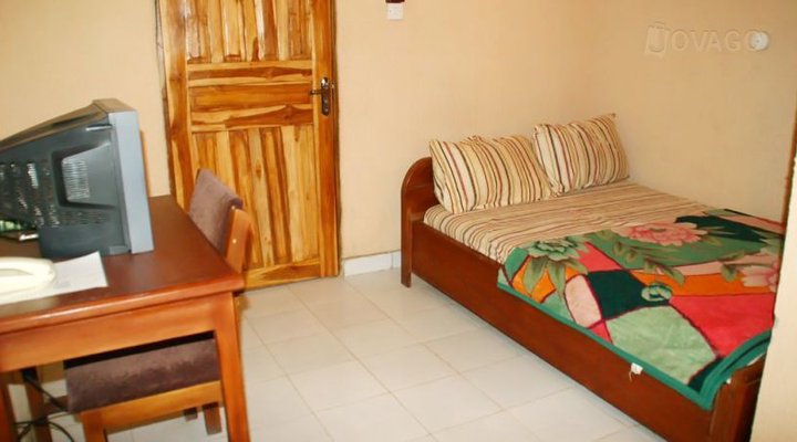 Boafaks Redroof Hotel