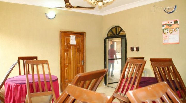 Boafaks Redroof Hotel