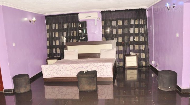 Troy Lounge