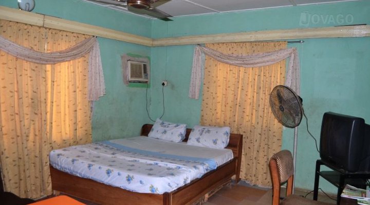 Deregal Suites & Hotel