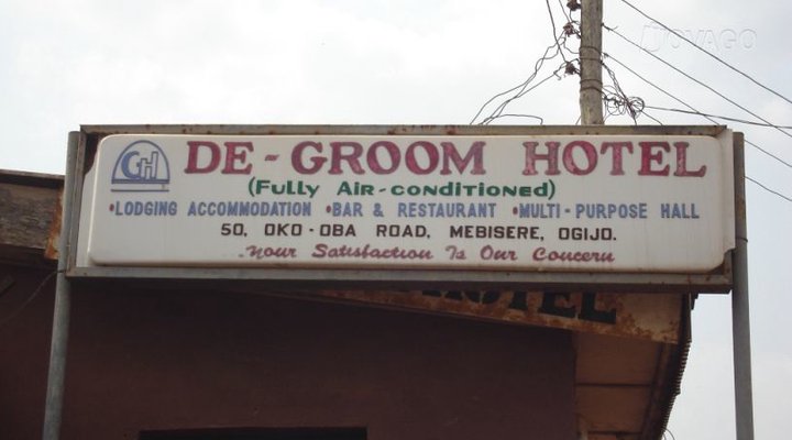 Dee Groom Hotel