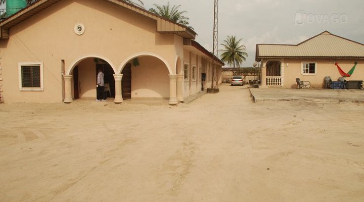 De Kingz Corner Hotel