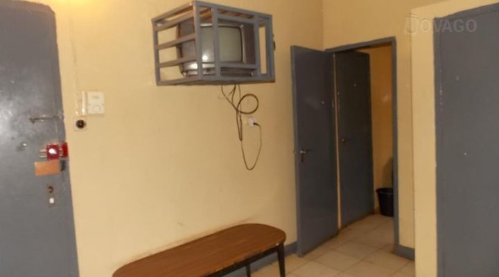 Safety Hotel, Uwani