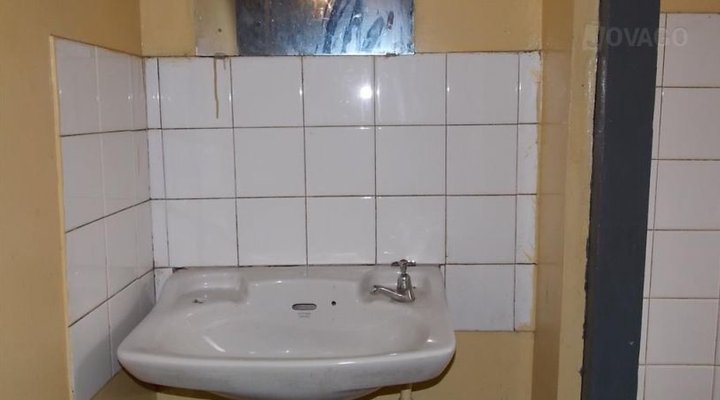 Safety Hotel, Uwani