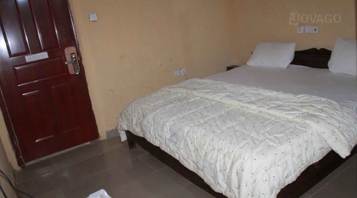 Crownfit Hotel and Suite