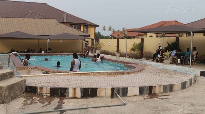 Crownfit Hotel and Suite