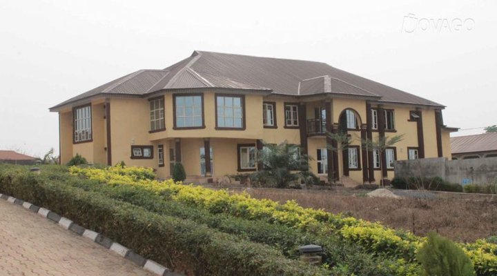 Crownfit Hotel and Suite