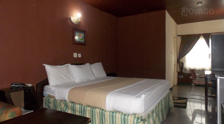 Pizzazz Hotels & Suites