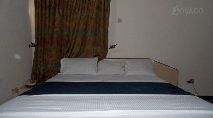 Pizzazz Hotels & Suites
