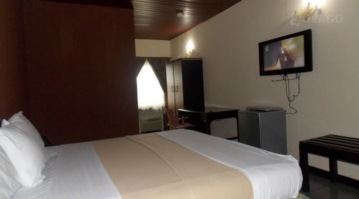 Pizzazz Hotels & Suites