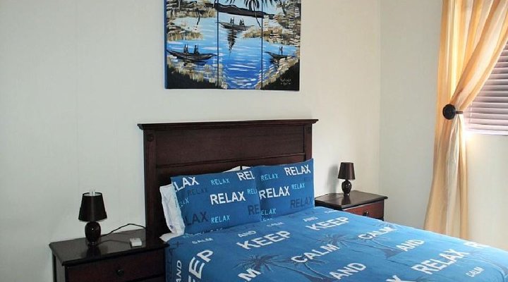 Uvongo Lucia Blue Flag beach apartment