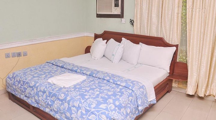 Citadel De Continental Hotel and Suites