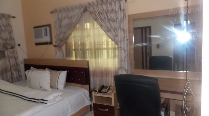 Pakas Hotel and Suites Ltd