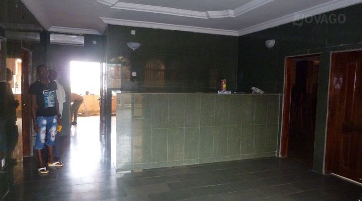 Tives Hotel And Suites