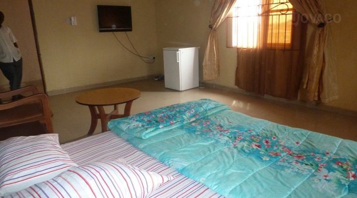 Tives Hotel And Suites