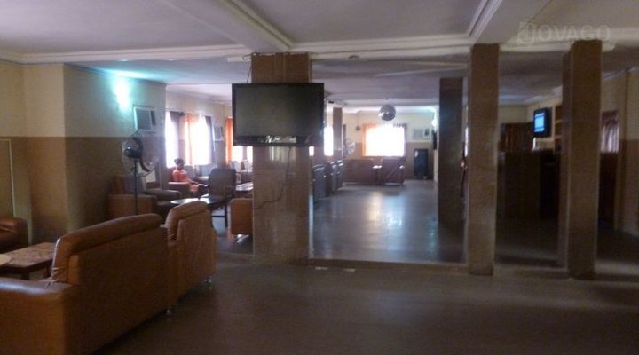 Tives Hotel And Suites