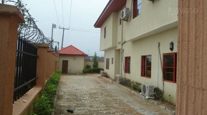 Tives Hotel And Suites